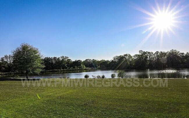 Foto del edificio - 351 Lakes Dr