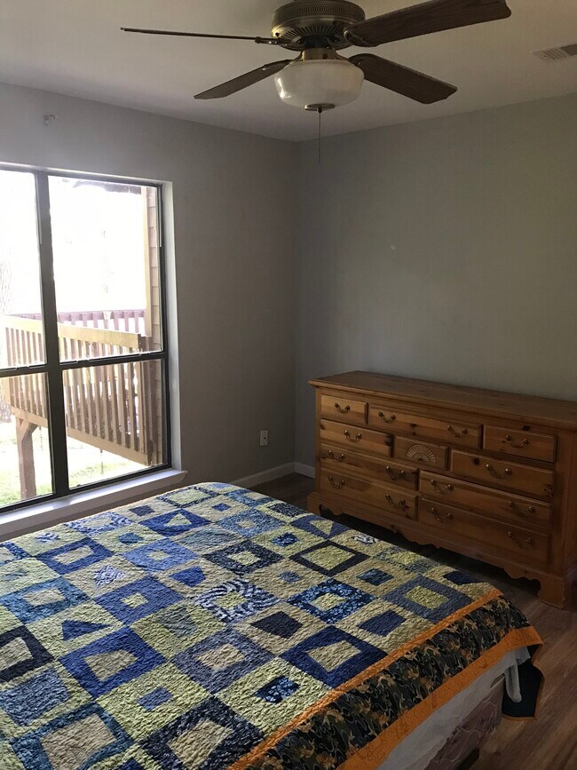 Master bedroom - 15661 Lakeway Dr