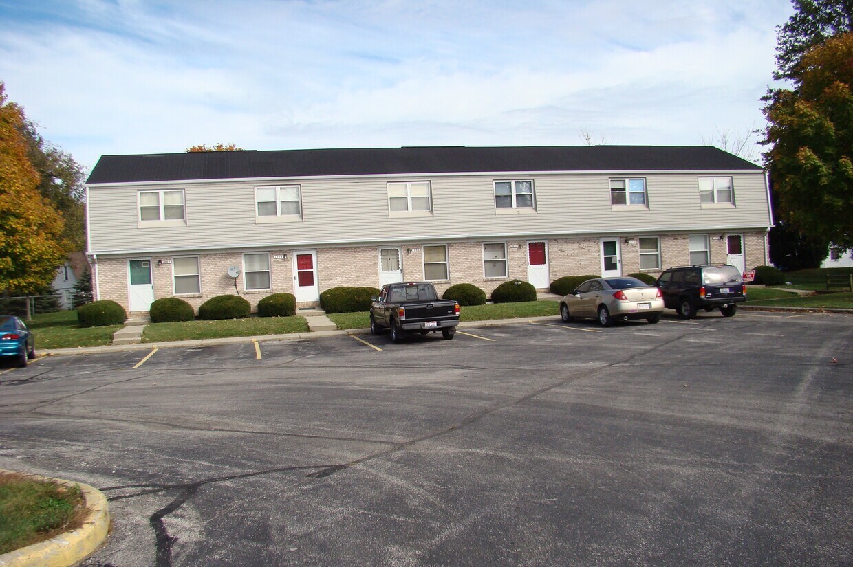 1666 Colonial Dr, Bucyrus, OH 44820 Townhome Rentals in Bucyrus OH