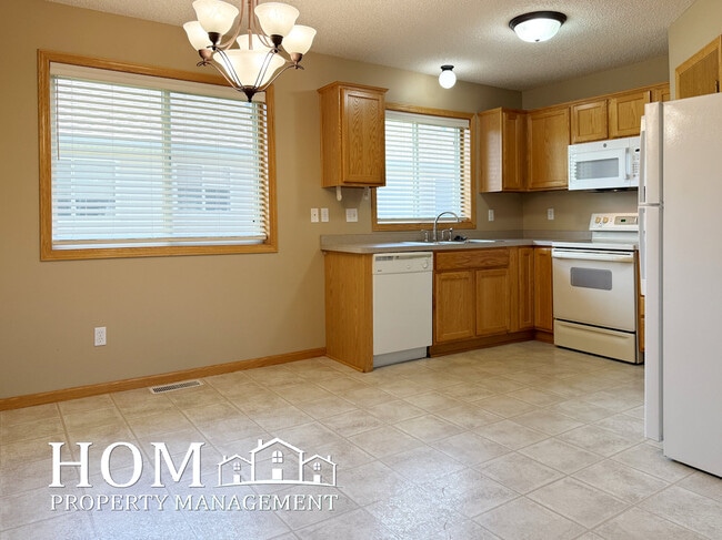 Building Photo - 421 Tanager Path