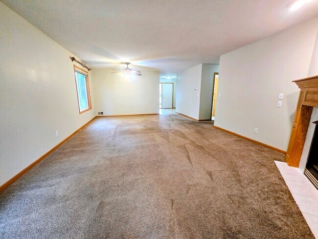 Foto del edificio - Charming 2-Bedroom, 2-Bathroom Home with Sunroom & Patio in Woodbury, MN