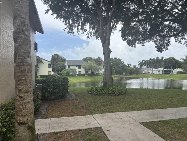 Foto del edificio - 3751 Cocoplum Cir