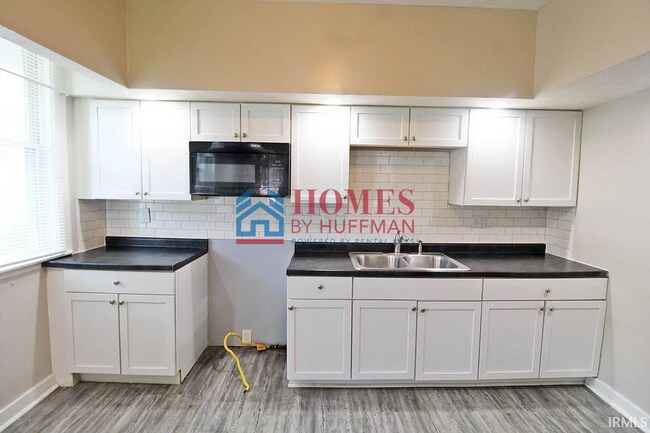 Building Photo - Two Bedroom House