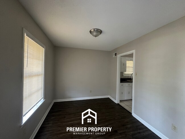 Foto del edificio - Gorgeous 4BR/2BA Bartlett Home with Brick Fireplace & Spacious Fenced Yard!