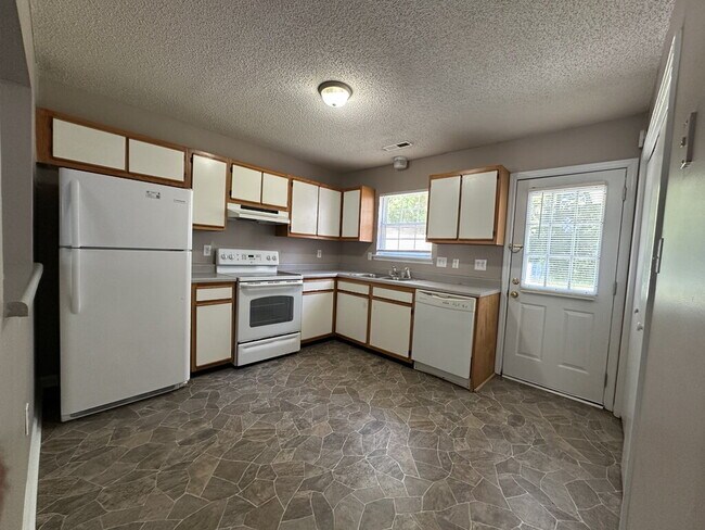 Building Photo - Nice Freshly Painted 2 Bedroom Home in Hun...