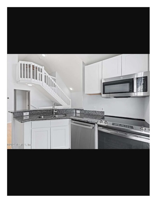 Building Photo - 13700 Richmond Park Dr N