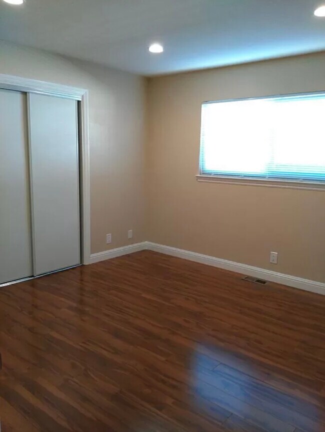 Building Photo - 1423 Village Ct