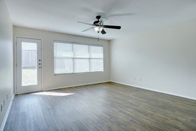 Foto del edificio - Spacious Duplex Townhome in Quiet Cul-de-Sac | Fresh Paint | 15-Month Lease