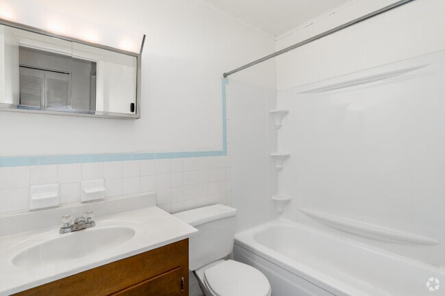 1BR, 1BA - 719SF - Bathroom - Sherwood Apartments