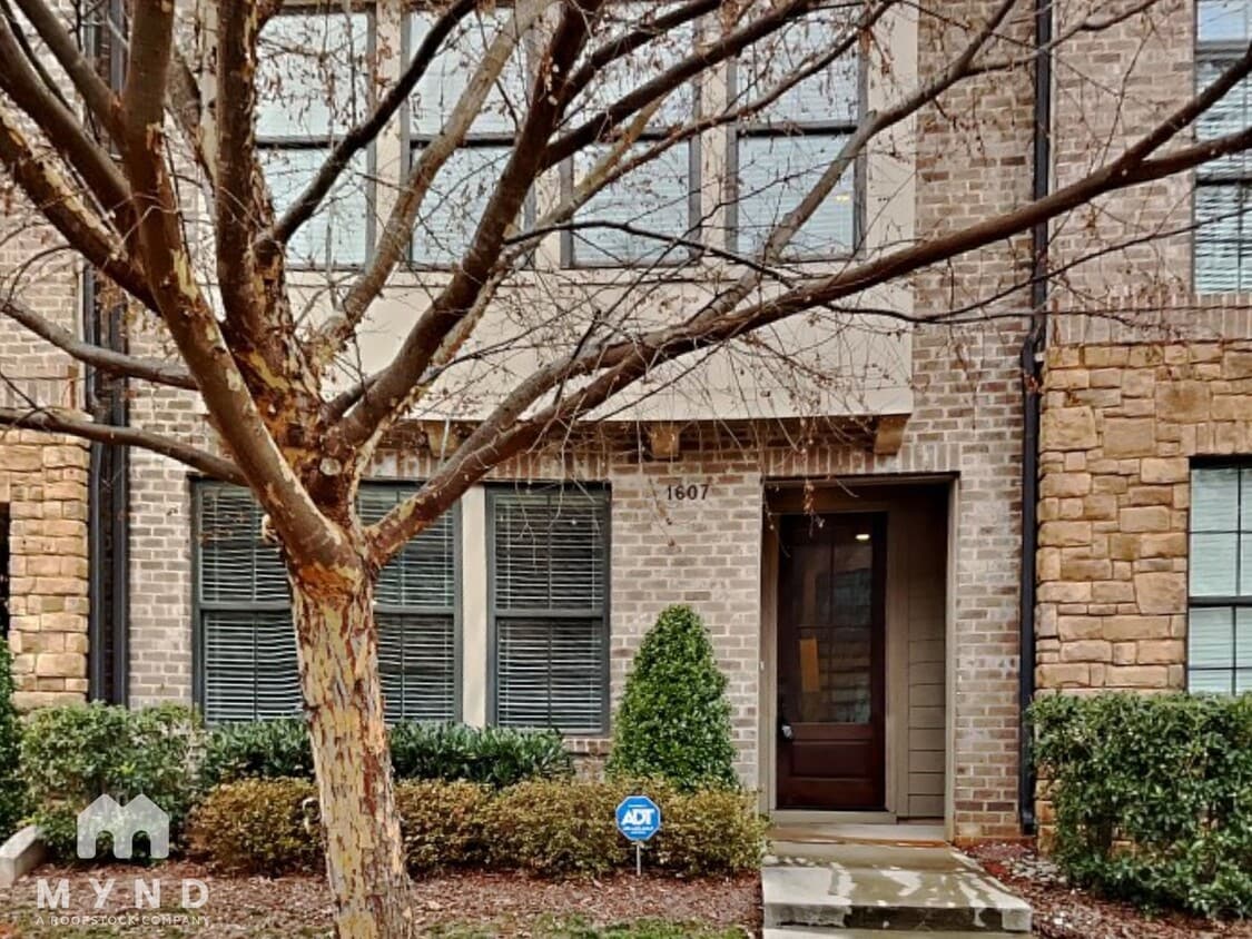 Primary Photo - 1607 Bowery Dr