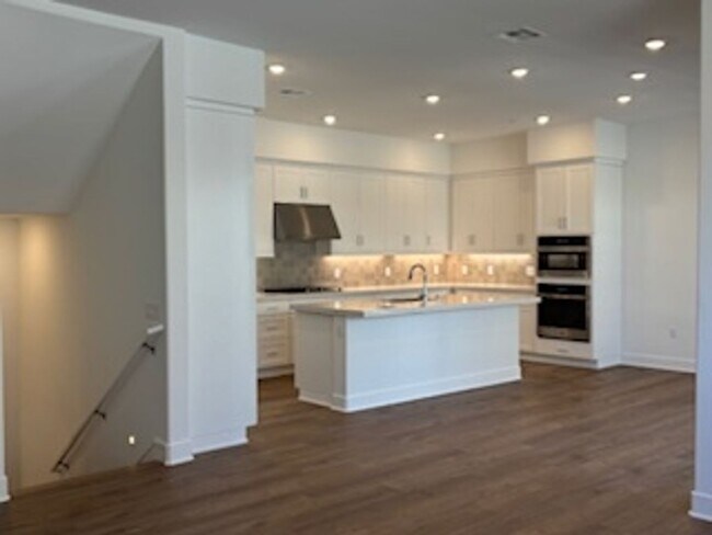Building Photo - Stunning 4BR and office space for WAH in I...