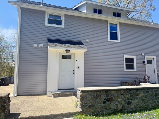 Foto del edificio - 104 Titicus Rd