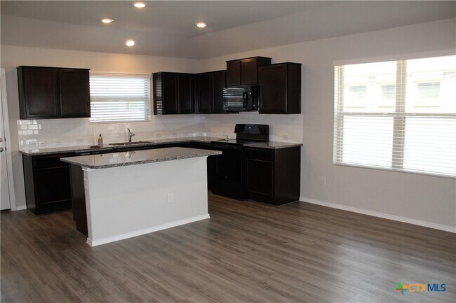 Foto del edificio - 1982 Rising Sun Blvd