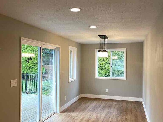 Building Photo - 5665 Red Leaf Dr S