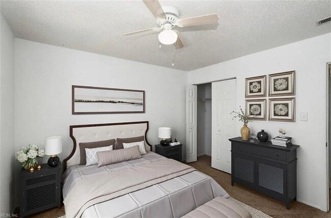 Building Photo - Charming Top-Floor Condo in the Heart of V...