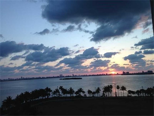 Foto del edificio - 1900 N Bayshore Dr