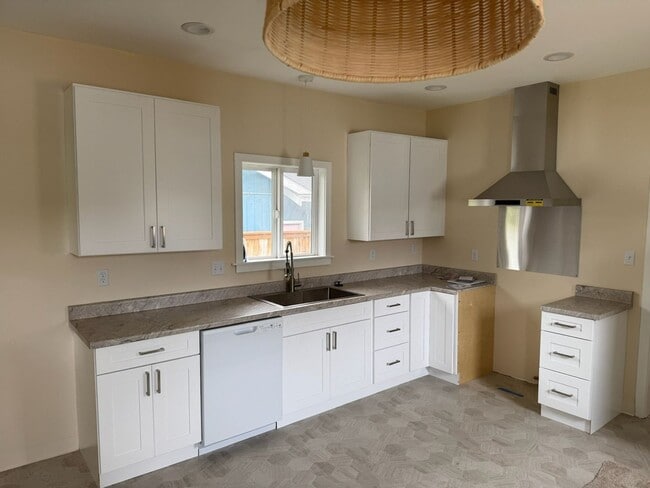 Building Photo - Coastal Modern Bungalow Near Henderson Center