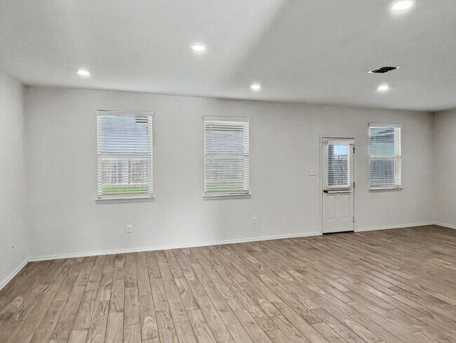 Building Photo - Beautiful 3-Bedroom Home in Growing Seguin