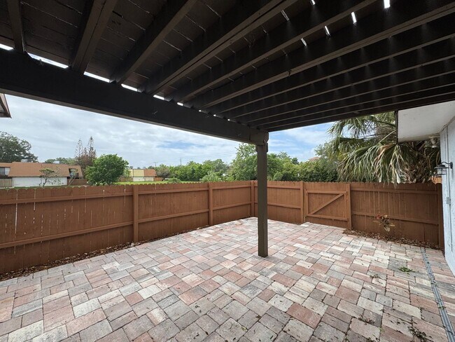 Foto del edificio - Coastal Charm Meets Modern Living: Your Dream Townhome in Port Orange Awaits!