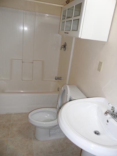 Full bathroom - 742 S Summit Ave