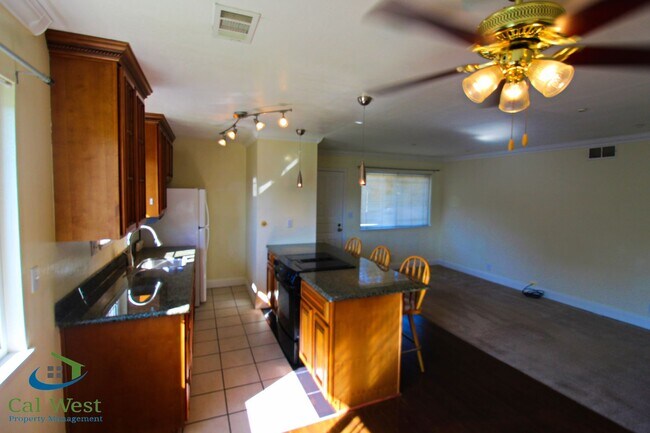 Building Photo - $2,395 - 2 Beds/1 Bath Upstairs Condo Near...