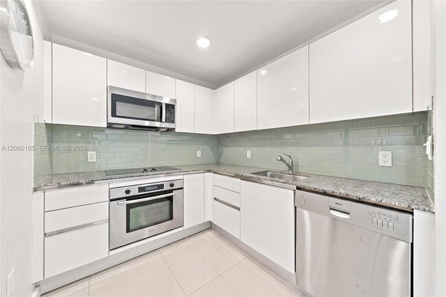 Building Photo - 1050 Brickell Ave