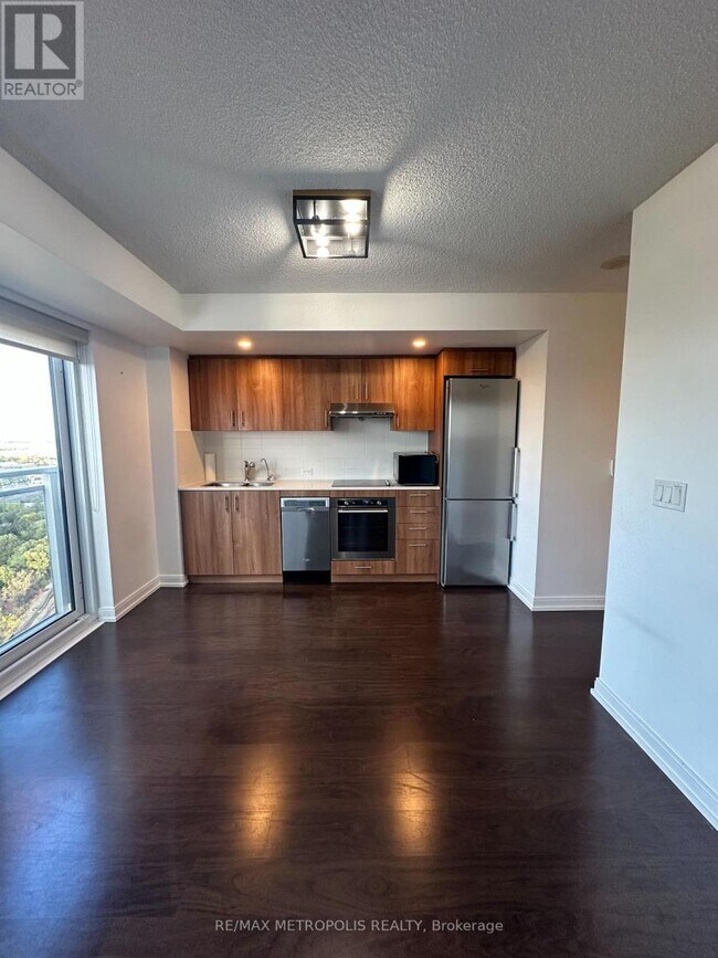 Photo du bâtiment - 255 Village Green Square