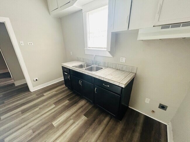 Building Photo - Nice, renovated 3/2 house ready to move in