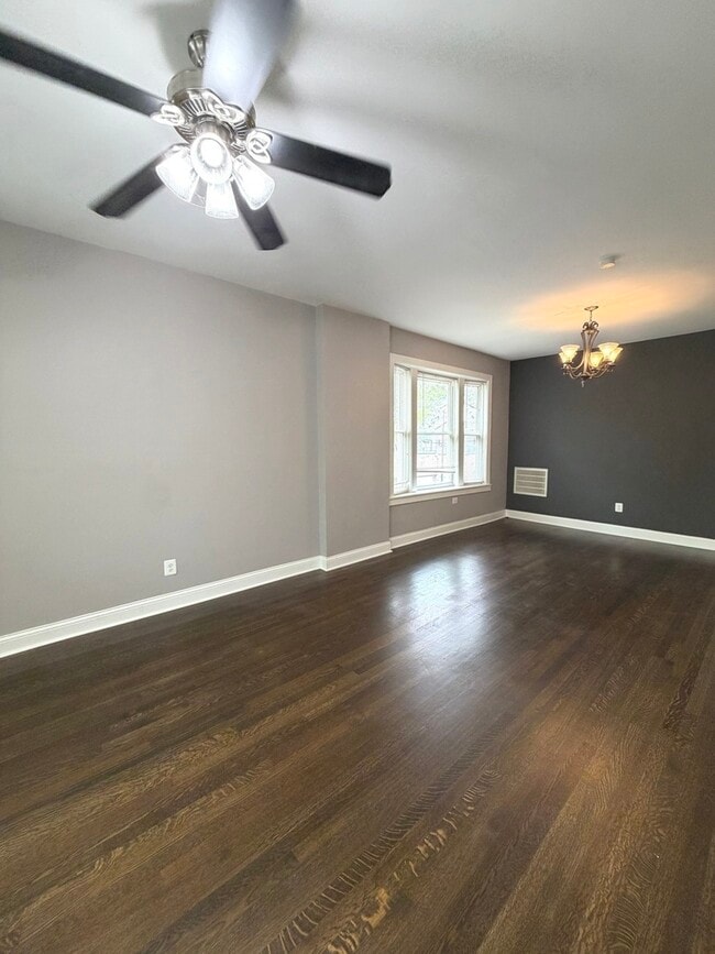 Foto del edificio - 3300 N Troy St