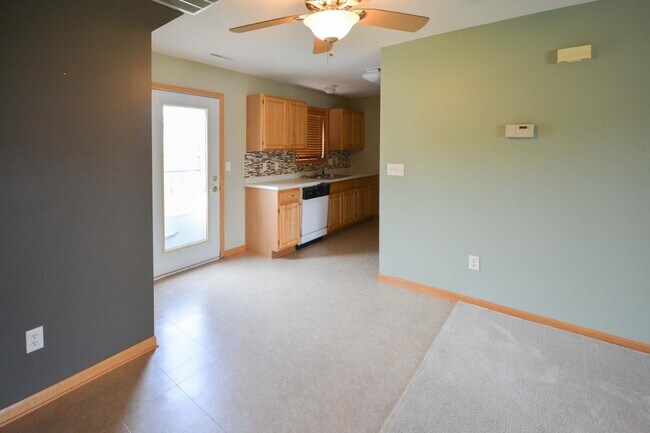 Foto del edificio - Hard to find end unit townhome with 2 car garage!