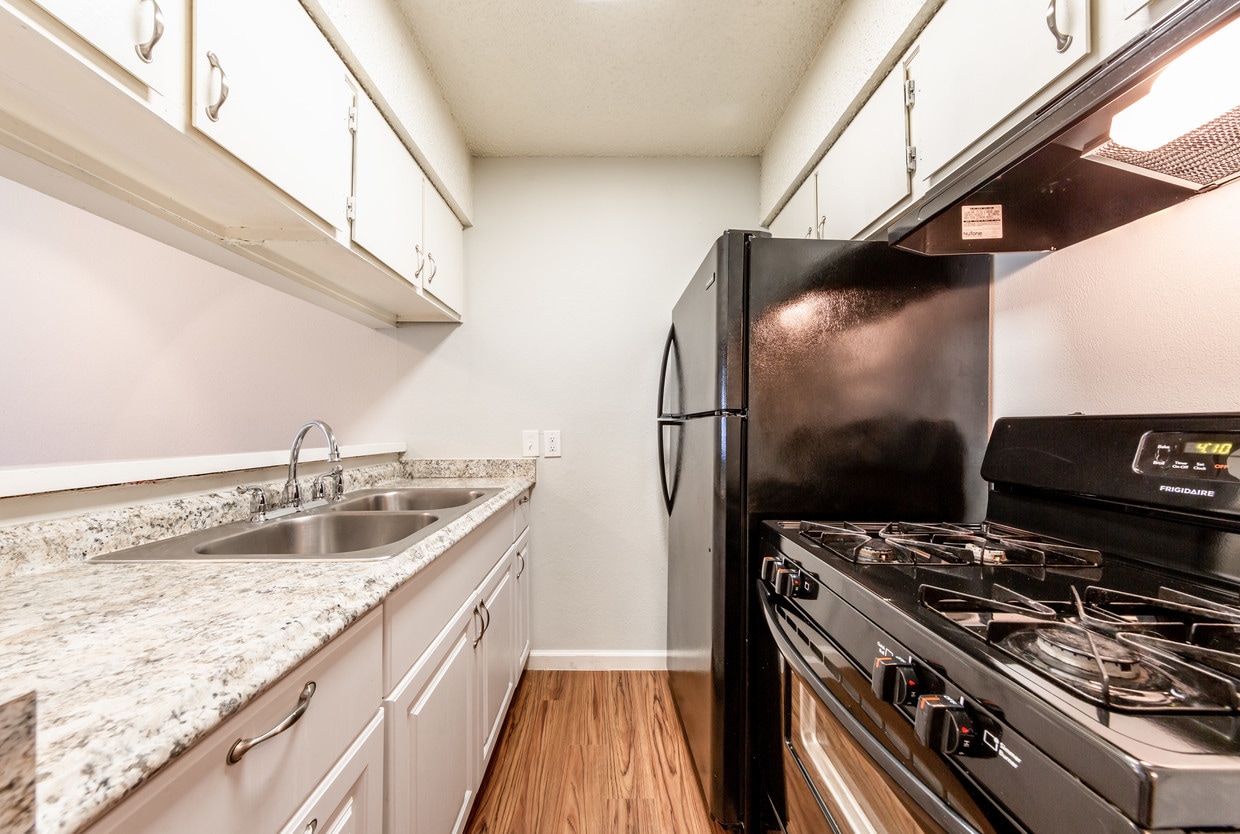 Primary Photo - Ektom Apartments