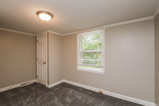 Building Photo - Amazing 3 Bedroom Home