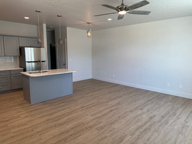 Foto del edificio - 3695 N Maple Grove Rd