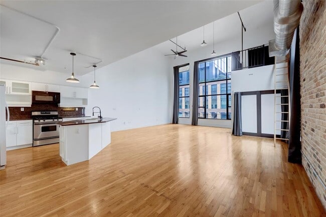 Building Photo - 411 Brazos St