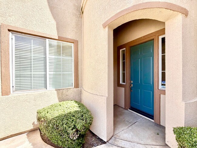 Foto del edificio - Spacious 3 Bedroom Home with Loft, Large Backyard & 2 Car Garage