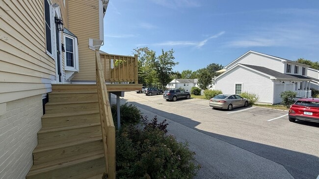 Building Photo - 2 BR with hardwood, private entrance/deck,...