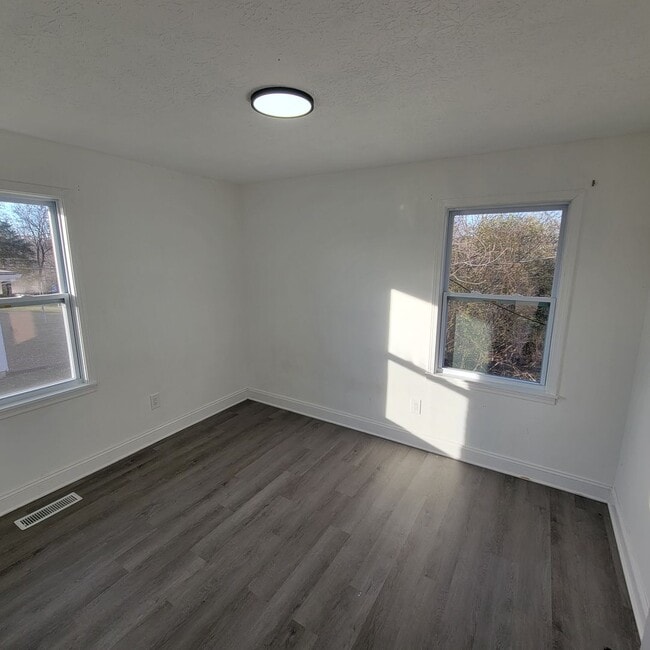 Building Photo - 166 E 16th St