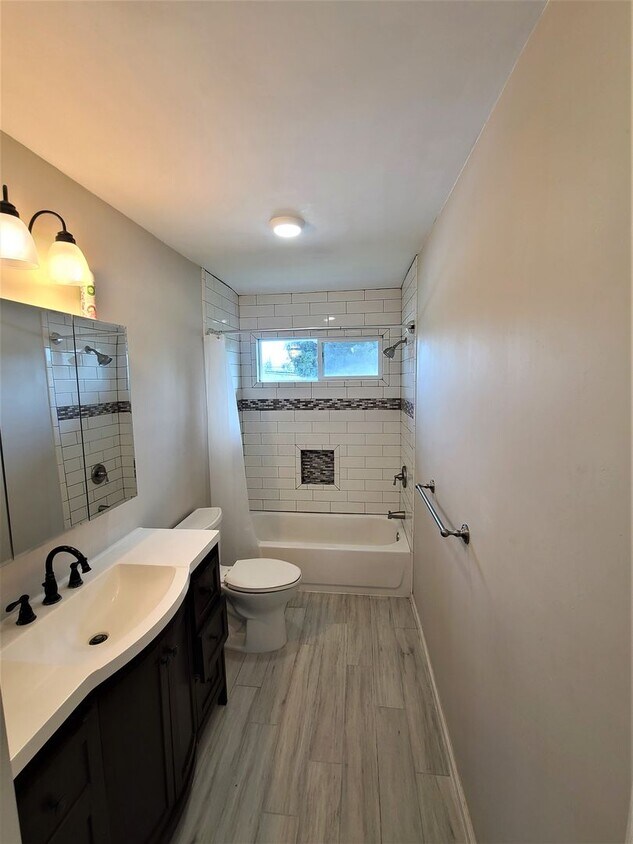Building Photo - 2 bed, 2 bath, 10 minute walk from everything
