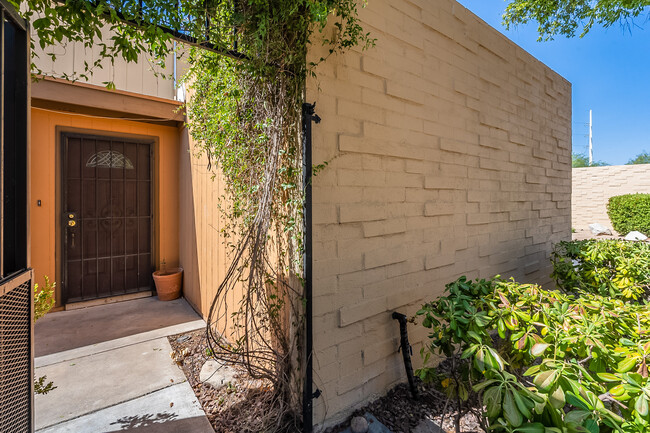 Building Photo - 2151 N Camino de la Cienega