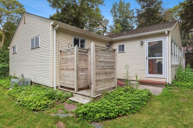 Building Photo - 115 W Cove Rd