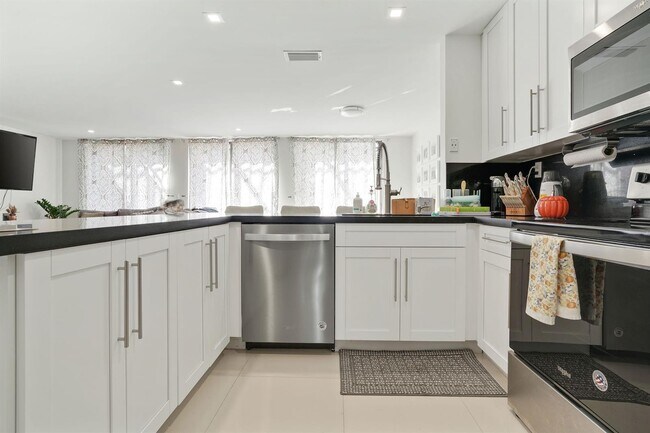 Foto del edificio - 3961 Adra Ave