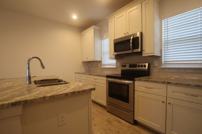 Building Photo - Contemporary 4bd/3.5ba in excellent location