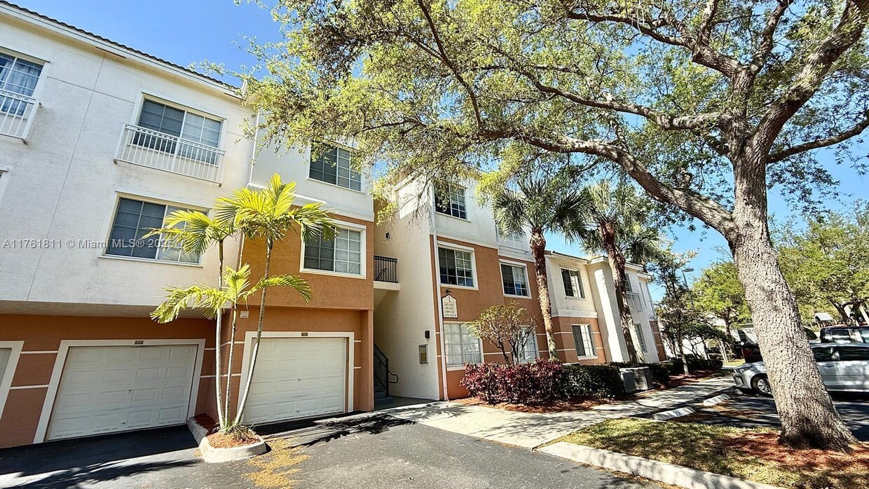 Primary Photo - 1206 Myrtlewood Cir E
