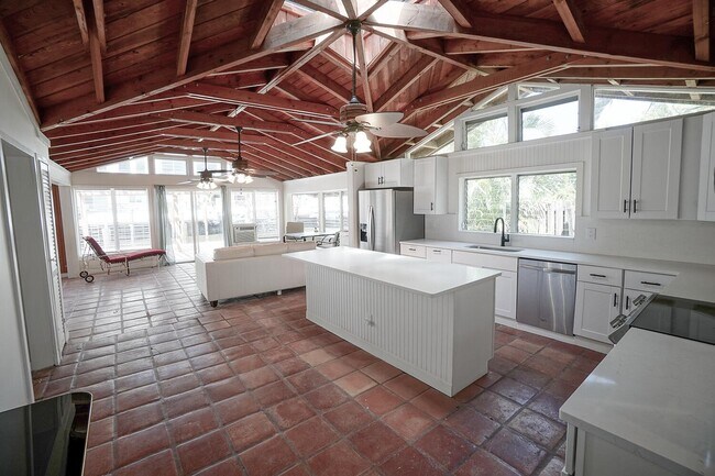 Building Photo - 816 Chukker Rd