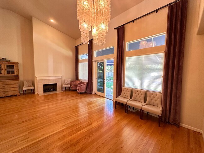 Building Photo - 6 Bed 4.5 Bath W/ Pool In Alamo