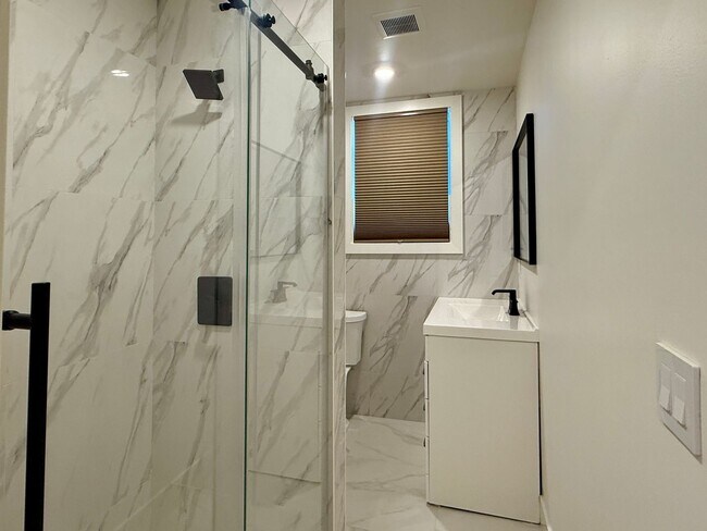 Foto del edificio - Charming Remodeled 2 Bedroom 1 Bathroom Upstairs Apartment in Downtown San Jose