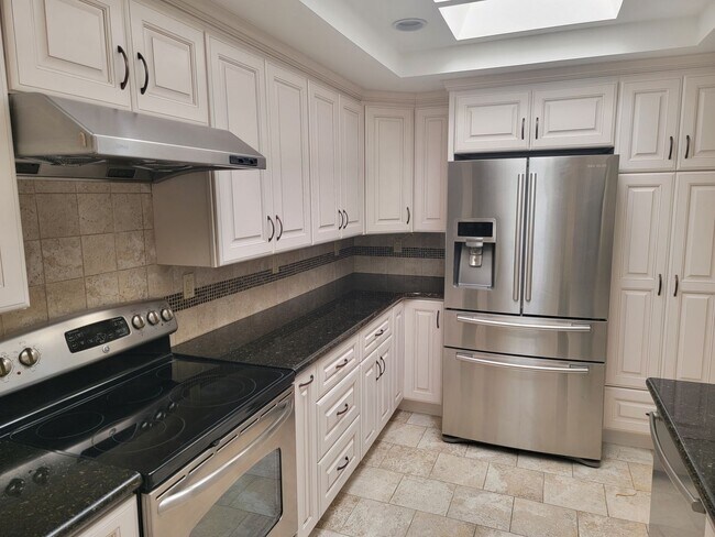 Building Photo - 2 Bedroom 2 Bath 1643 Sq. Ft