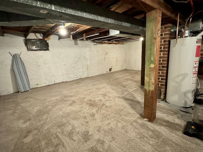 Building Photo - Beautiful, Spacious, and Close to Downtown!