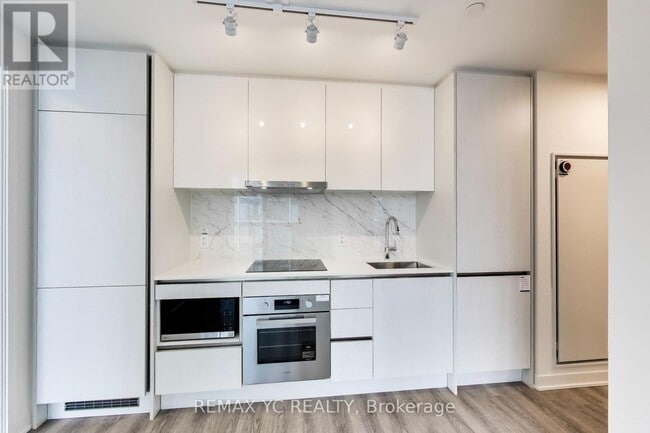 Building Photo - 180 Front St E