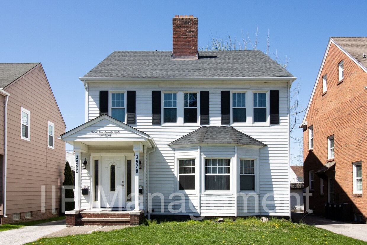 Primary Photo - Spacious 5 bedroom/2 bath Upstairs Unit of...